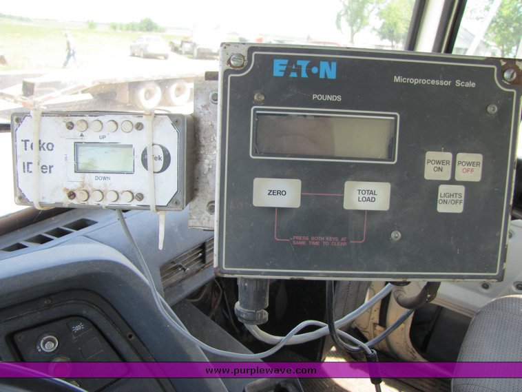 image for item 3272 1985 Ford Conventional LN8000 feed truck