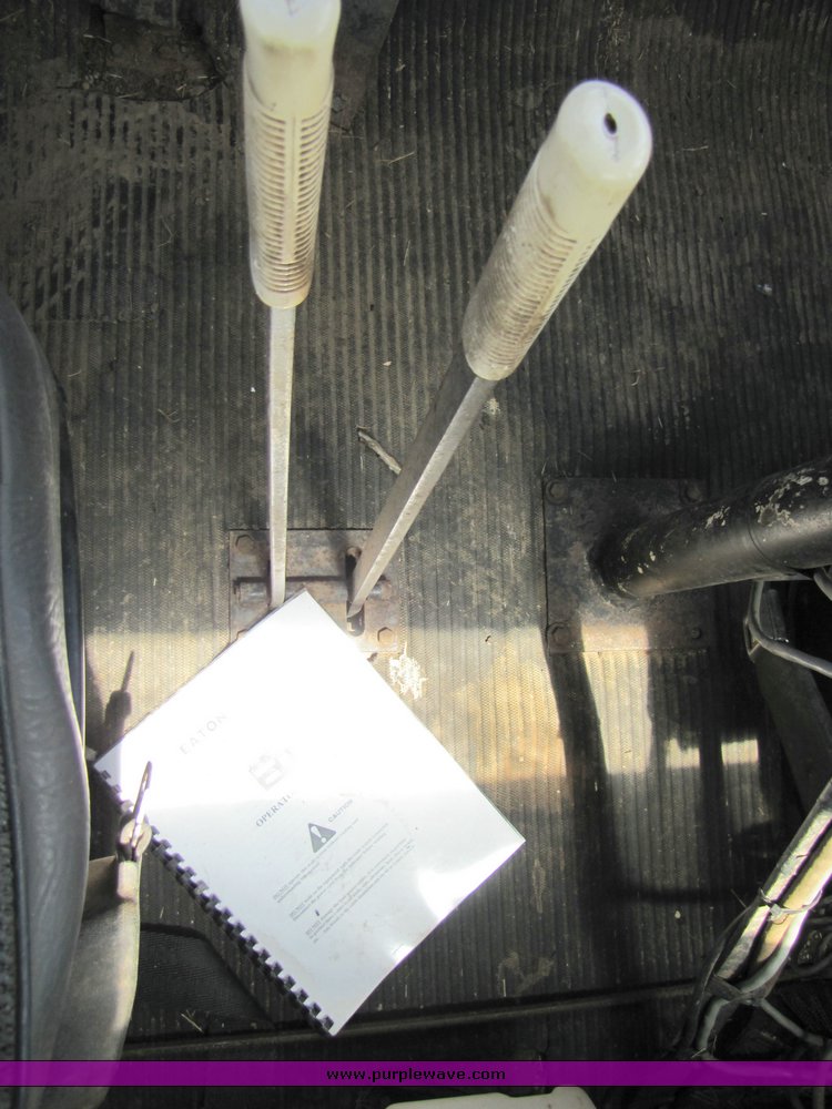 image for item 3272 1985 Ford Conventional LN8000 feed truck