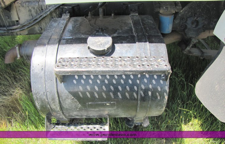 image for item 3272 1985 Ford Conventional LN8000 feed truck