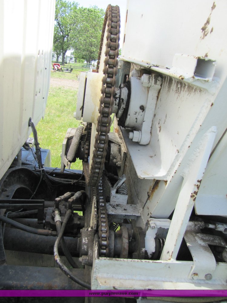 image for item 3272 1985 Ford Conventional LN8000 feed truck