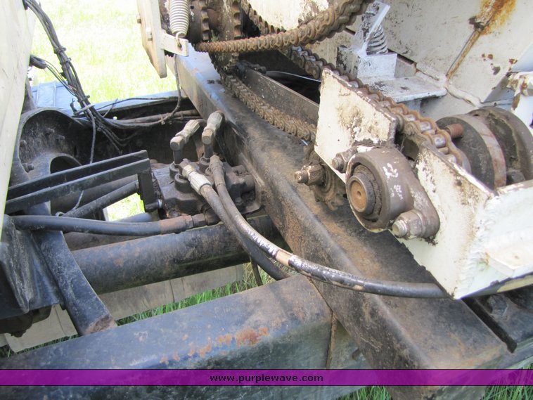 image for item 3272 1985 Ford Conventional LN8000 feed truck