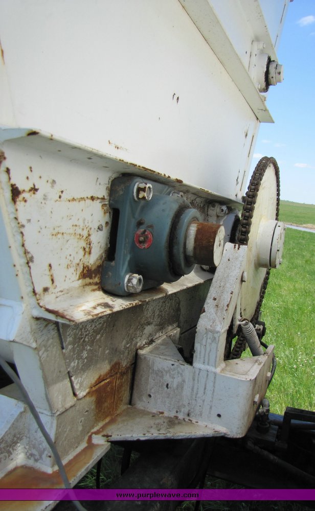 image for item 3272 1985 Ford Conventional LN8000 feed truck