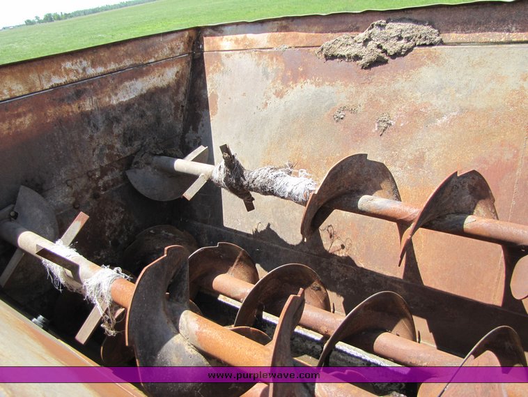 image for item 3272 1985 Ford Conventional LN8000 feed truck