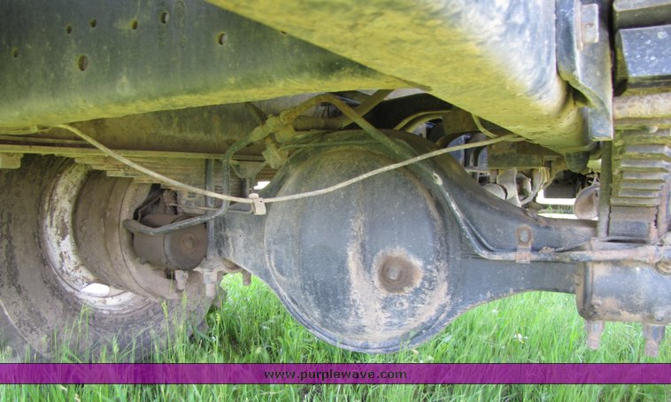 image for item 3272 1985 Ford Conventional LN8000 feed truck