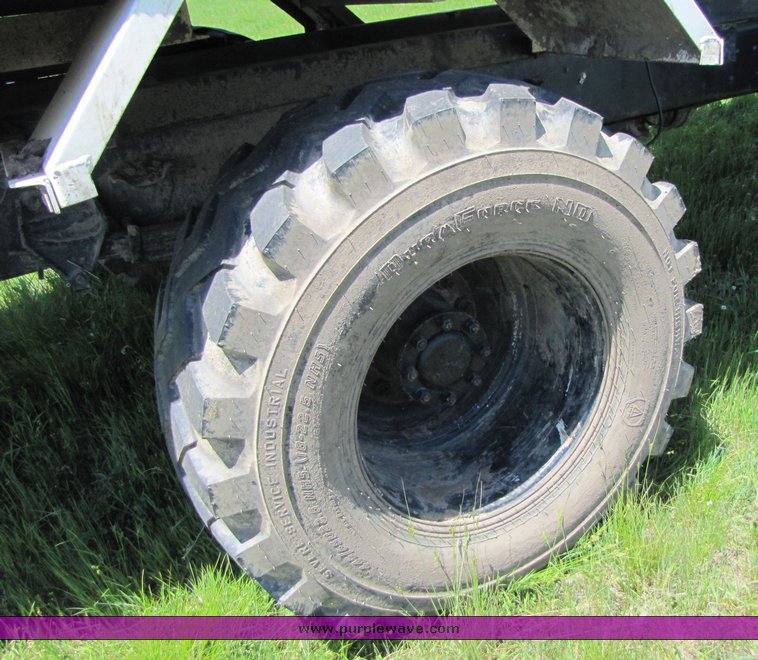 image for item 3272 1985 Ford Conventional LN8000 feed truck