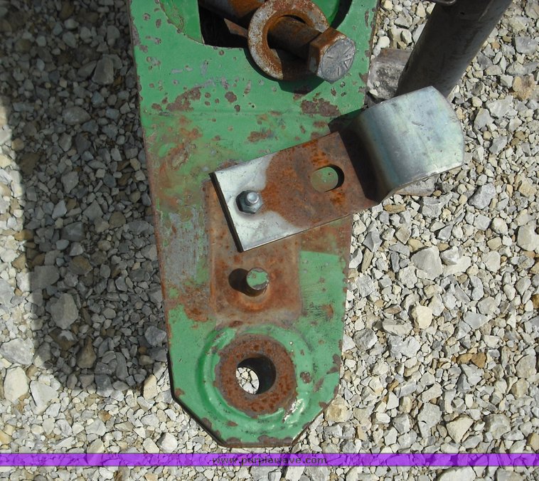 image for item 3491 1999 John Deere 566 round baler