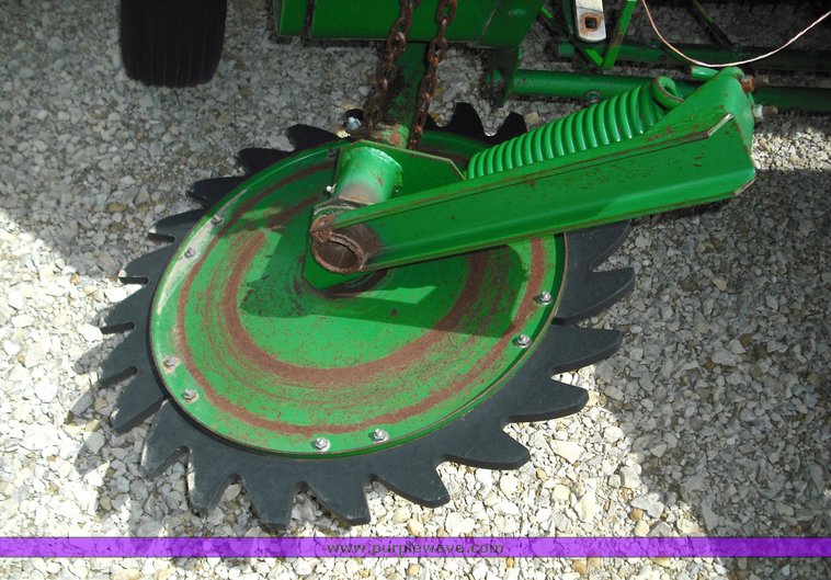 image for item 3491 1999 John Deere 566 round baler