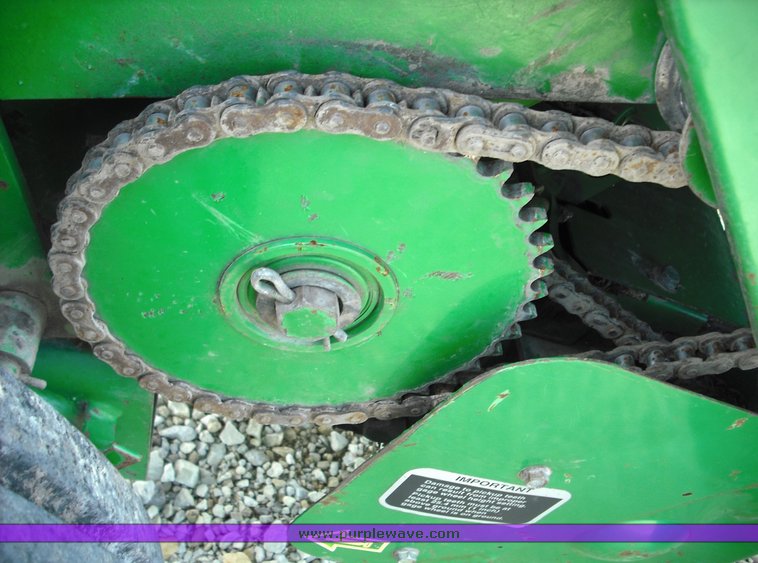 image for item 3491 1999 John Deere 566 round baler