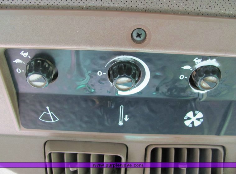 image for item 4074 1983 John Deere 4650 tractor