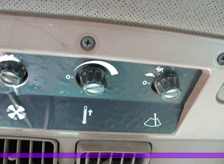 image for item 4074 1983 John Deere 4650 tractor