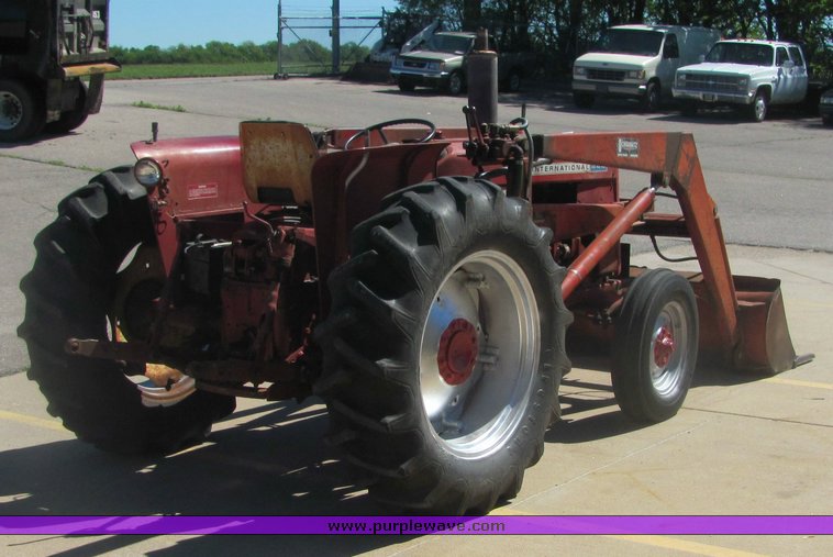 image for item 4484 International 444 tractor with loader