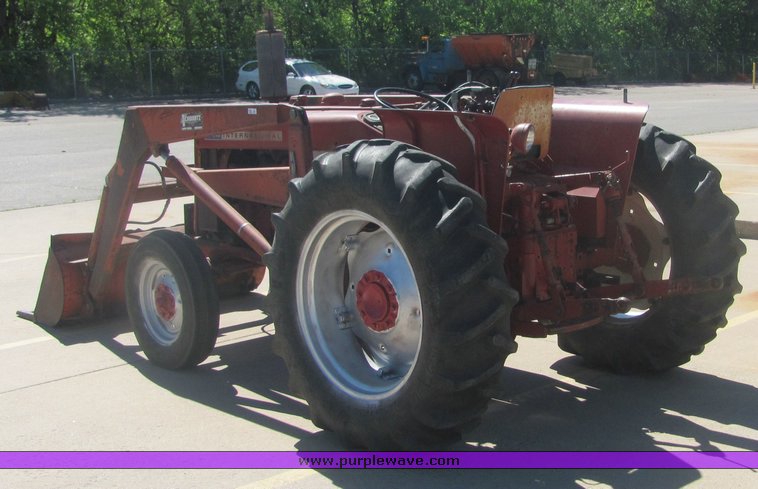 image for item 4484 International 444 tractor with loader