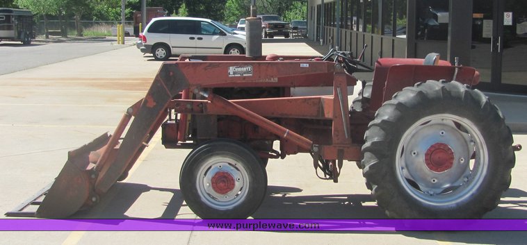 image for item 4484 International 444 tractor with loader