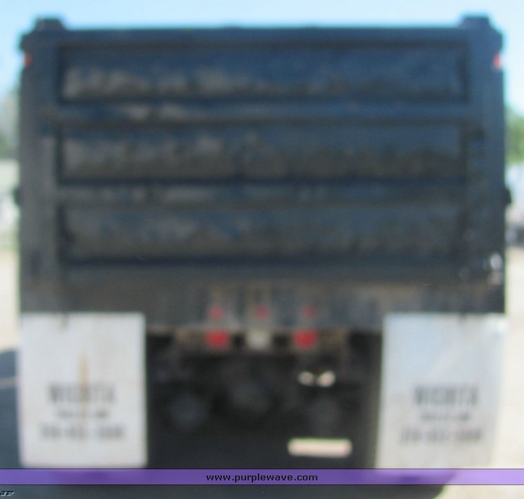 image for item 4487 1988 Ford Conventional LTL900 dump truck