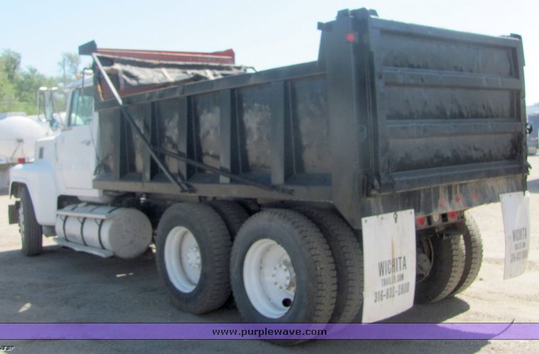 image for item 4487 1988 Ford Conventional LTL900 dump truck