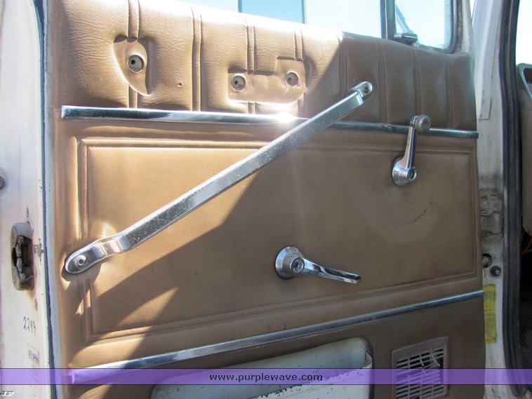 image for item 4487 1988 Ford Conventional LTL900 dump truck