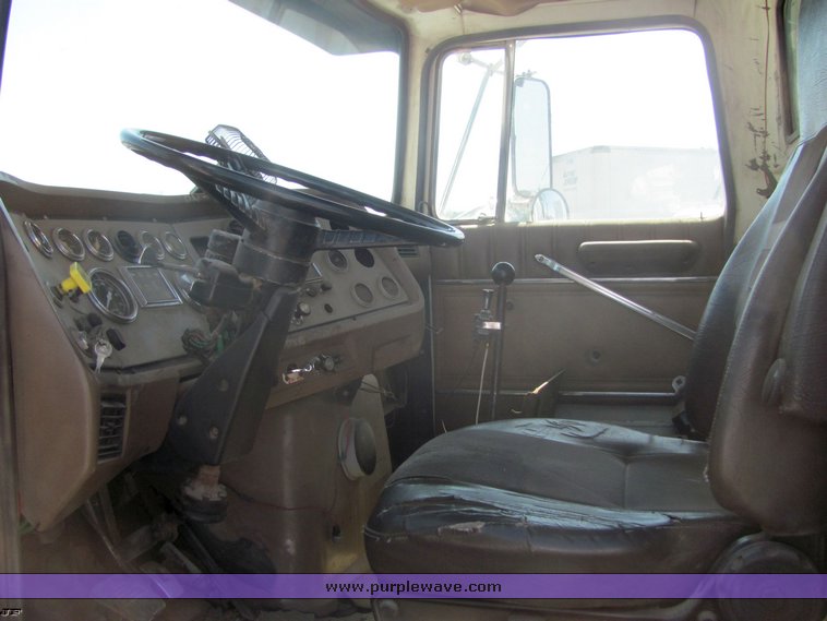 image for item 4487 1988 Ford Conventional LTL900 dump truck