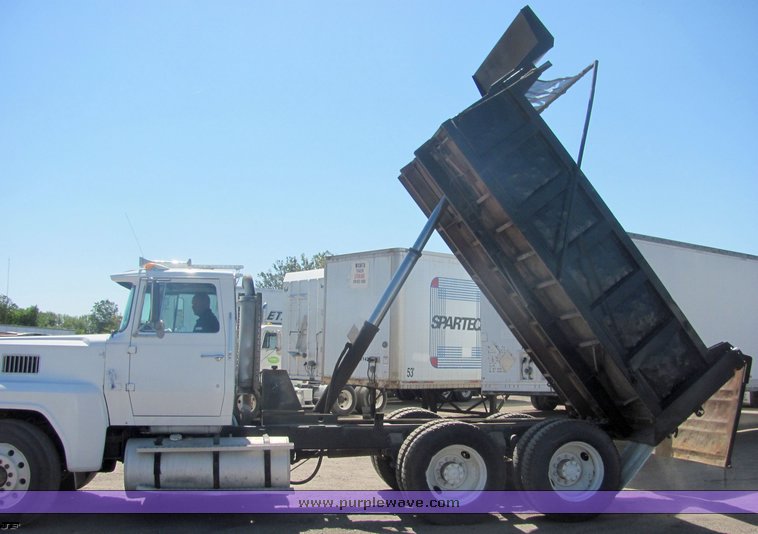 image for item 4487 1988 Ford Conventional LTL900 dump truck