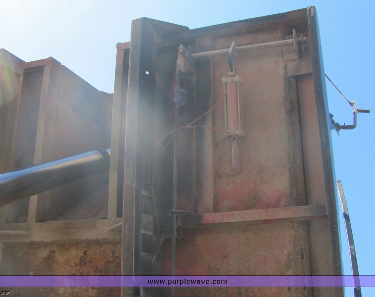 image for item 4487 1988 Ford Conventional LTL900 dump truck