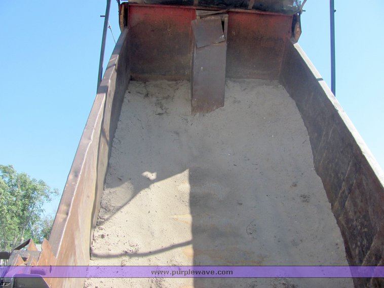 image for item 4487 1988 Ford Conventional LTL900 dump truck