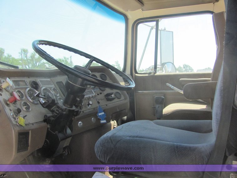 image for item 4488 1994 Ford conventional LTA9000 semi truck