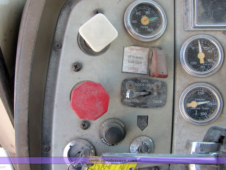 image for item 4488 1994 Ford conventional LTA9000 semi truck