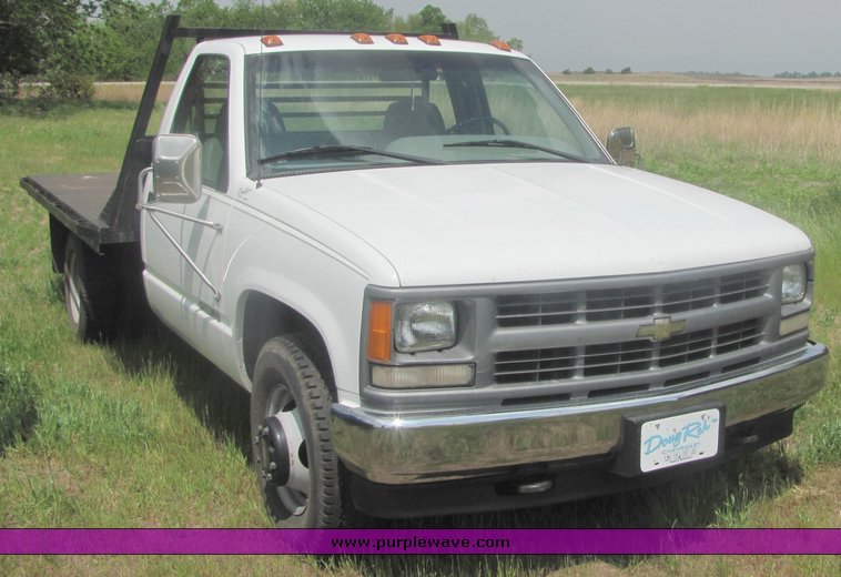 image for item 6004 1995 Chevrolet C3500 flatbed pickup