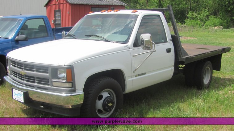 image for item 6004 1995 Chevrolet C3500 flatbed pickup