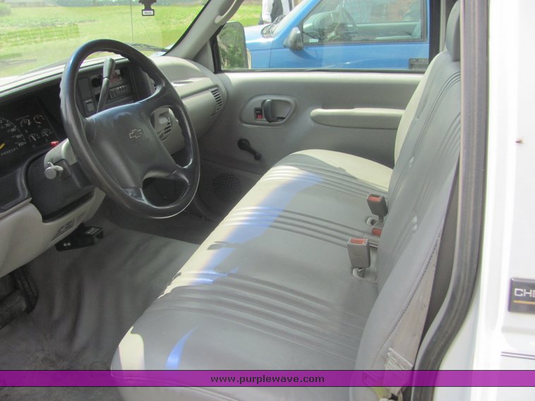 image for item 6004 1995 Chevrolet C3500 flatbed pickup