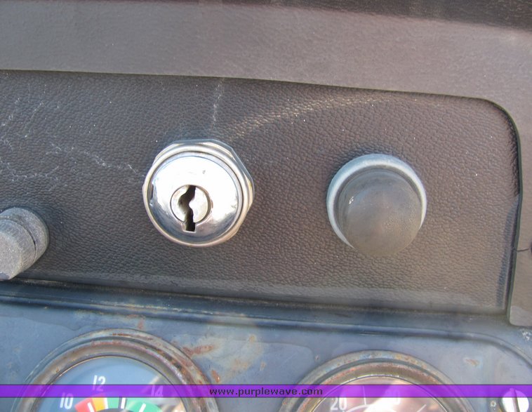 image for item 6009 1979 White 2-70 Field Boss tractor