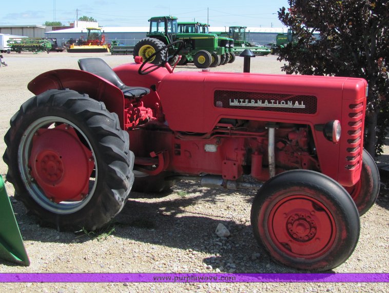 image for item 6011 International Harvester B275 tractor