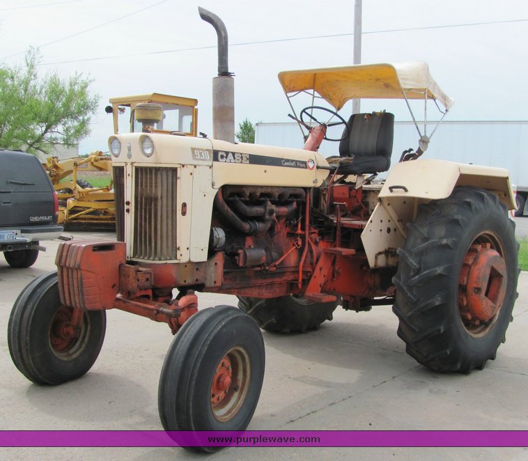 image for item 6025 Case 930 Comfort King tractor
