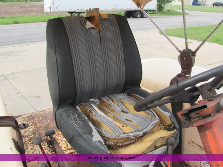 image for item 6025 Case 930 Comfort King tractor