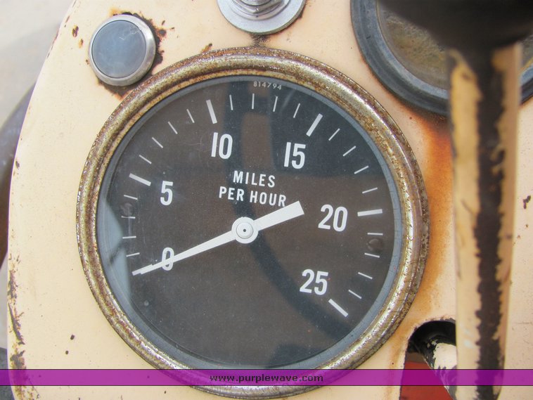 image for item 6025 Case 930 Comfort King tractor