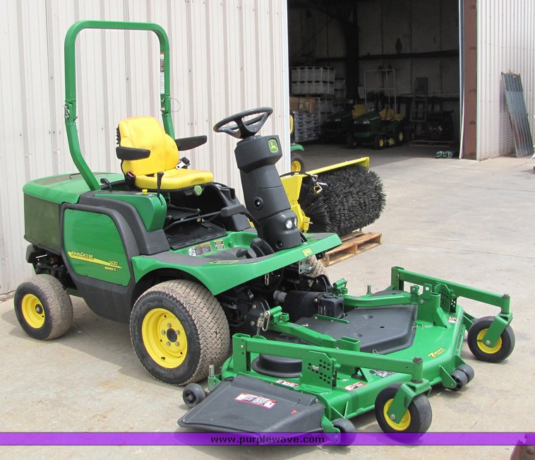 image for item 6031 2004 John Deere 1420 riding mower