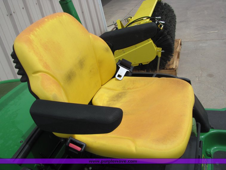 image for item 6031 2004 John Deere 1420 riding mower