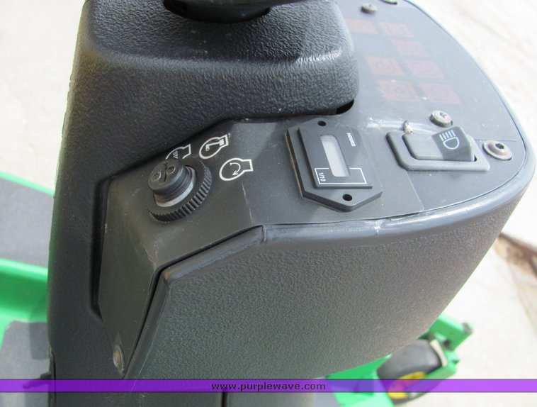 image for item 6031 2004 John Deere 1420 riding mower