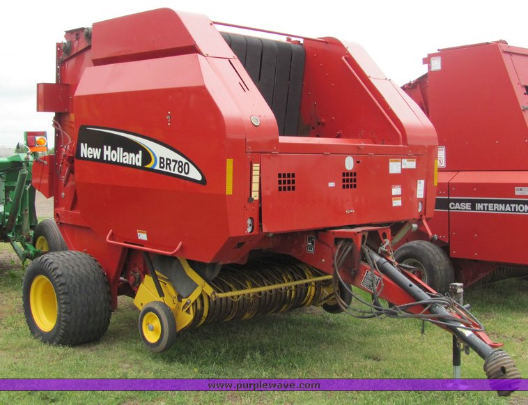 image for item 6042 2005 New Holland BR780 round baler