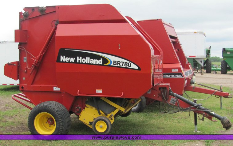 image for item 6042 2005 New Holland BR780 round baler