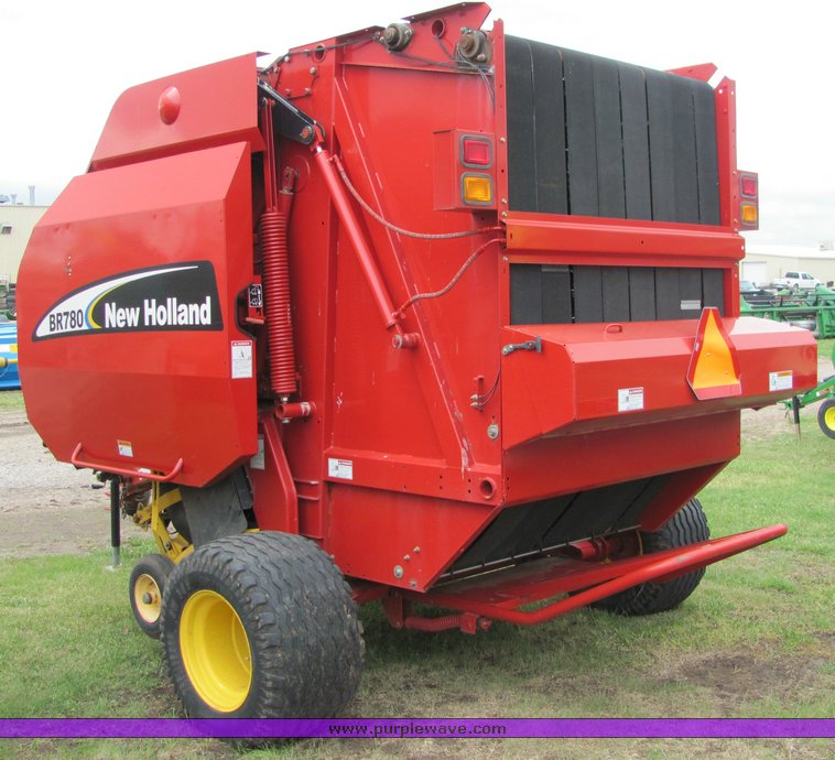 image for item 6042 2005 New Holland BR780 round baler