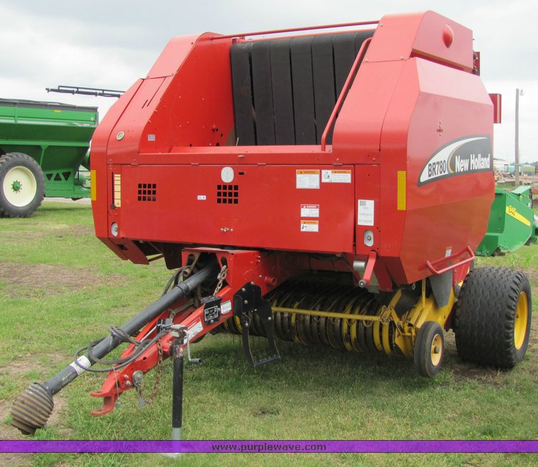 image for item 6042 2005 New Holland BR780 round baler