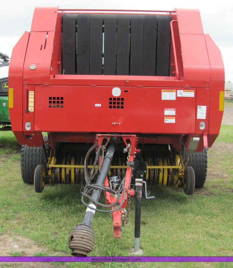 image for item 6042 2005 New Holland BR780 round baler