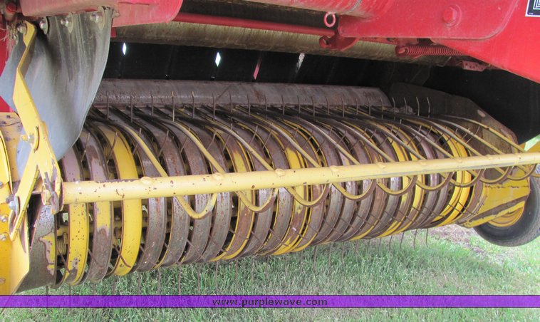 image for item 6042 2005 New Holland BR780 round baler