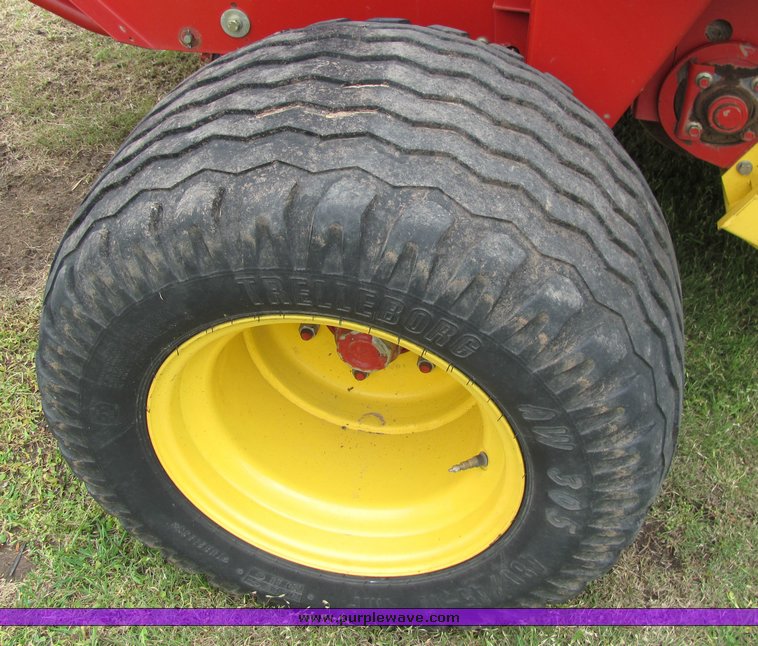 image for item 6042 2005 New Holland BR780 round baler