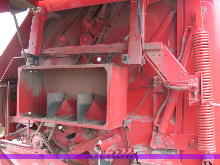 image for item 6042 2005 New Holland BR780 round baler