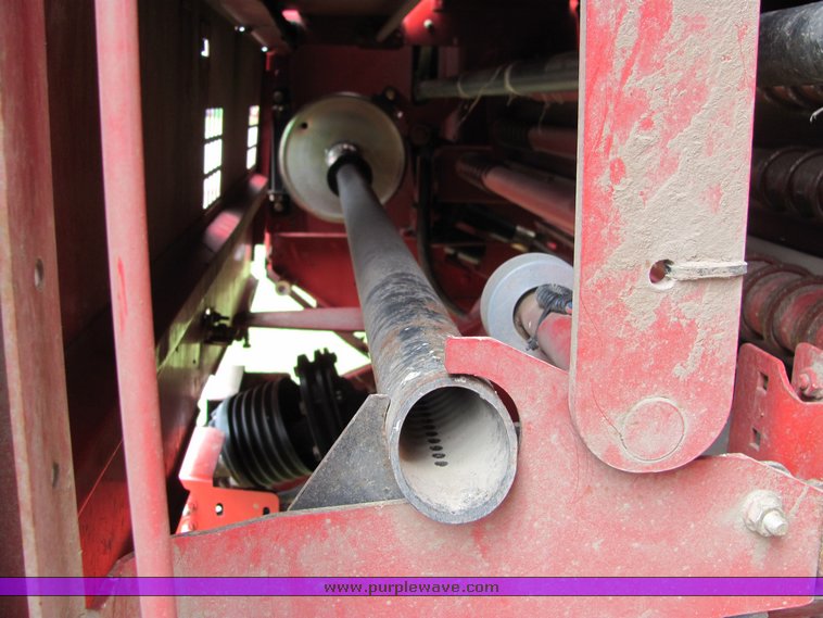 image for item 6042 2005 New Holland BR780 round baler