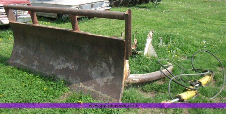 image for item 7067 9' dozer blade with lift cylinders