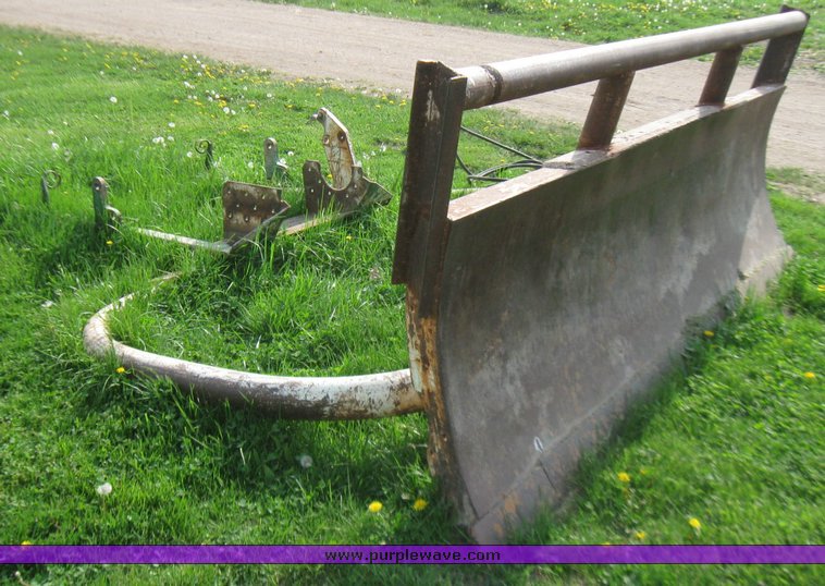image for item 7067 9' dozer blade with lift cylinders