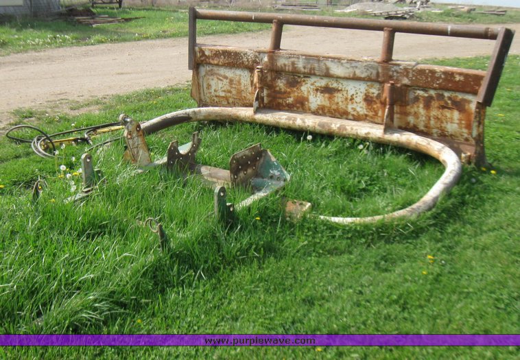 image for item 7067 9' dozer blade with lift cylinders