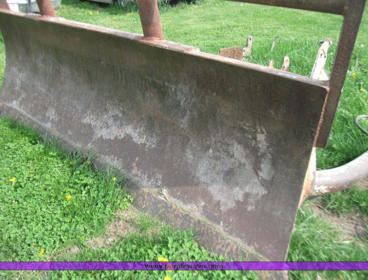 image for item 7067 9' dozer blade with lift cylinders